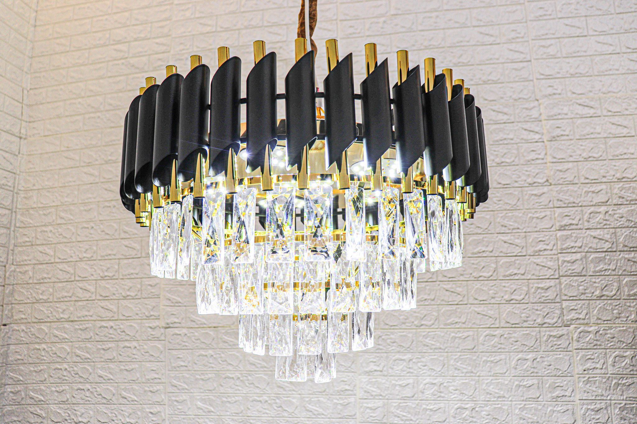 Swanart Black Mamba Chandelier Light: Mesmerizing Elegance for the Modern Space